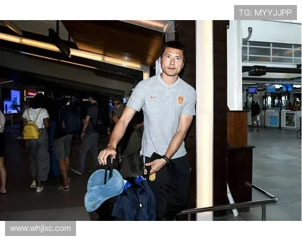 国足重组阵容迎关键一战 新帅上任首训引发外界关注备战氛围逐渐升温